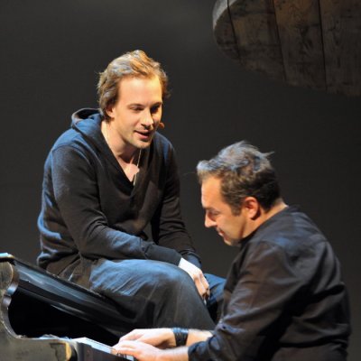 Hamlet (Florian Teichtmeister) und Horatio (Christian Brandauer)