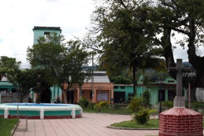 Vista del Parque y Edificio de la Municipalidad al Fondo