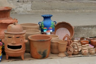 Venta de Ceramica en el Mercado Local