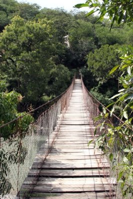 Puente Colgante sobre el Rio El Tambor