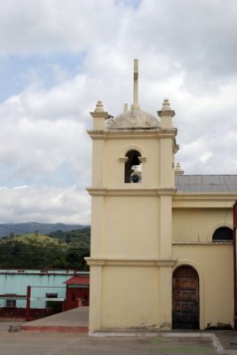 Vista de Costado de la Iglesia Catolica