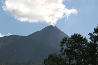Vista del Volcan de Pacaya desde la Poblacion