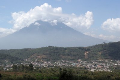 Panoramica de la Cabecera Municipa (Volcan de Agua al Fondo)