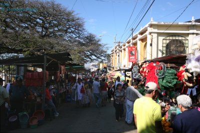 Calle del Comercio Frente al Mercado Local