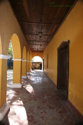 Pasillo del Edificio Frente a la Plaza Central