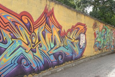 Paredes con Grafitti en el Parque Frente al Calvario
