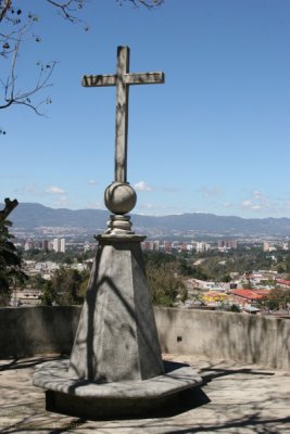 Cruz y Vista a la Ciudad Capital de Guatemala