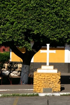 Cruz de Piedra Frente a la Iglesia