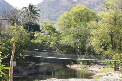 El Rio Shutaque Divide en Dos la Poblacion