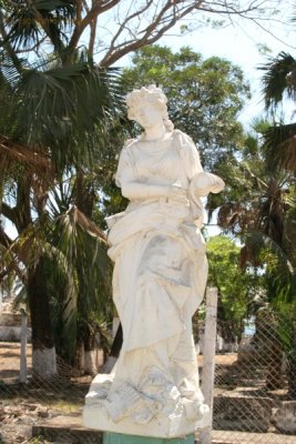 Estatuas Adornan el Parque de la Poblacion