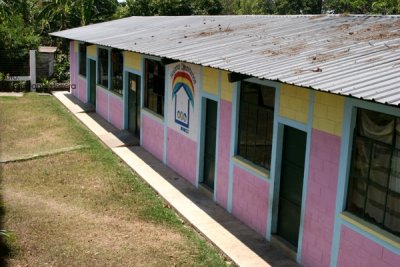 Una de las Escuelas del Poblado