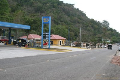 Paso de la Carretera CA-8 por el Poblado