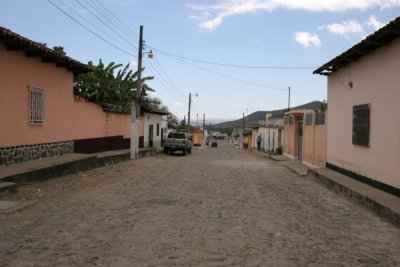 Calles Amplias Caracterizan el Centro Urbano