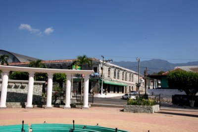Vista de la Municipalidad desde el Parque