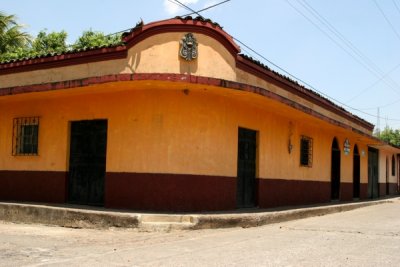 Casa Antigua Sobre la Calle Principal