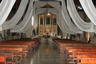 El Interior de la Iglesia es muy Amplio