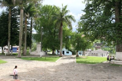 Parque Frente a la Iglesia Catolica