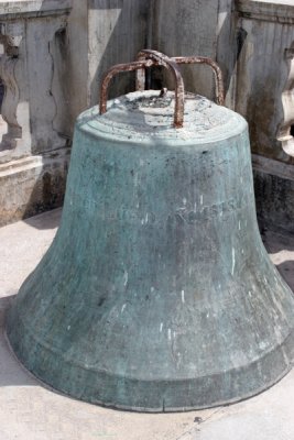 Campana Antigua en el Atrio de la Iglesia