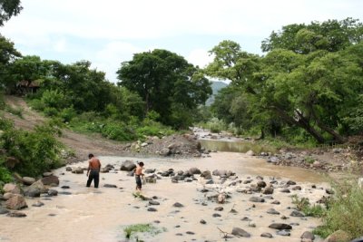 El Rio Chaparron Atraviesa el Poblado
