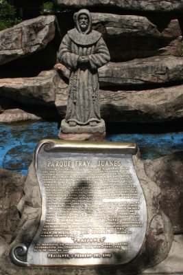 Monumento e Historia de Fray Juanes en el Parque Central