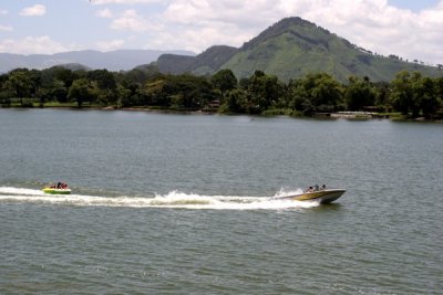 Escena de Diversion Acuatica en el Lago de Amatitlan