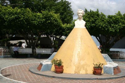 Busto del Poeta Ipalteco Ismael Cerna en el Parque Central