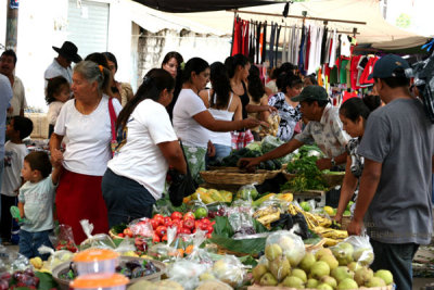 Escena Cotidiana en el Mercado Local