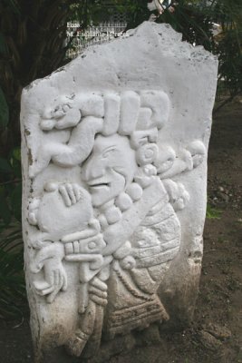 Replicas de Alto Relieve Maya Adornan el Parque