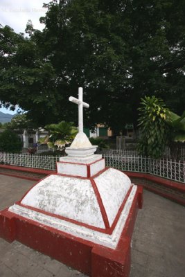 Cruz Frente a la Iglesia Catolica