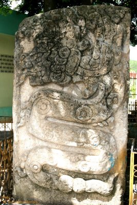 Adorno con Esculturas Mayas en el Parque Central