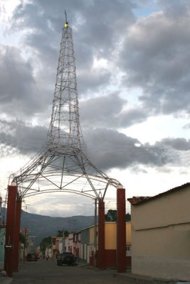 Singular Torre en el Barrio El Angel