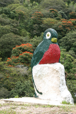 Estatua del Quetzal en la Ruta Hacia la Cabecera