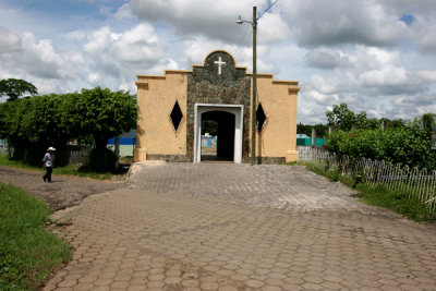 Ingreso al Cementerio Local