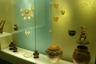 En el Museo Tambien se Exhiben Articulos de Ceramica