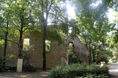Sur l'le Marguerite, les ruines d'une glise fransciscaine du XIVme sicle