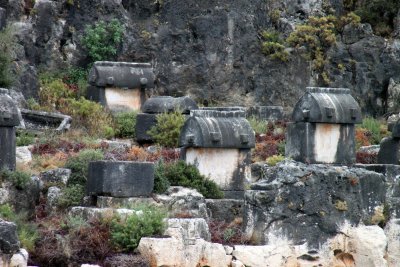 Ces sarcophages parsment la montagne