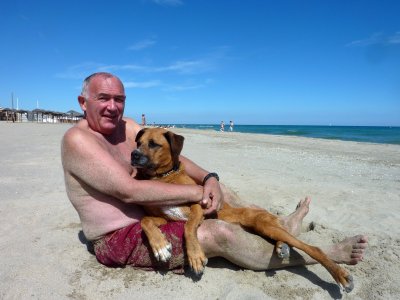Mon homme et notre chienne Tina sur la plage -  My man and our dog Tina on the beach