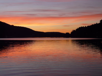 Le soleil se couche sur le lac
