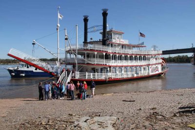 DISEMBARKING AT ST. LOUIS