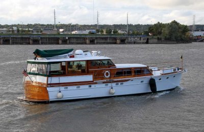 BEAUTIFUL WOOD BOAT