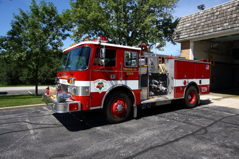 Wood DaleIL  Ladder Truck 1224 Sits 7-2-10 316 PM.JPG