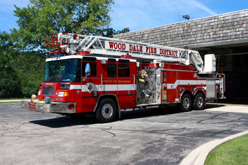Wood DaleIL Ladder Truck 1225 Sits 7-2-10 304 PM.JPG