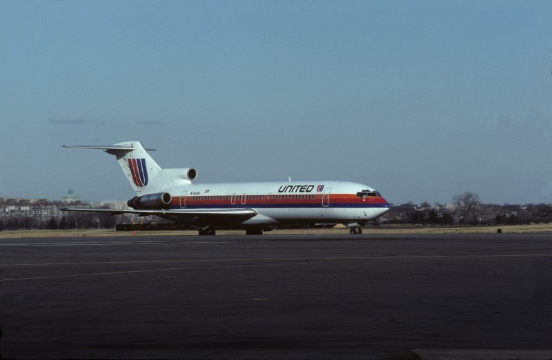 DCA UAL 7620U 727 Taxi In.jpg
