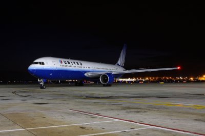 ChicagoIL    UAL  B-767-300  N652UA  843 ORD-GRU Waiting To Taxi  7-14-09  928 PM.JPG