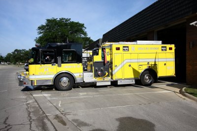 HinsdaleIL Truck 1011 Sit Outside 7-11-10 815 AM.JPG