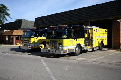HinsdaleIL Truck 1013 1011 Sit Outside 7-11-10 818 AM.JPG