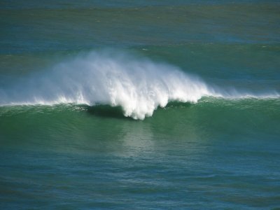 Big wave breaking at Piha