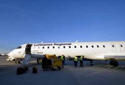Unloading the CRJ900