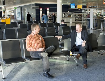 Wilrie and Dick waiting for our flight to Thessaloniki with a Boeing 737 of Aegean