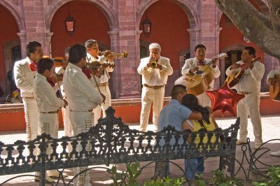 Mariachis in El Jardin